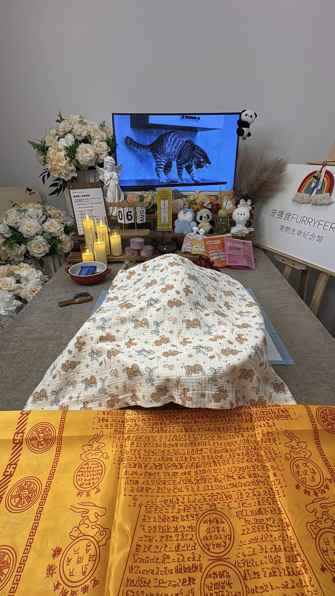佛山宠物告别仪式中的鲜花与纪念照片
